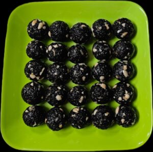 Black sesame seed ladoos